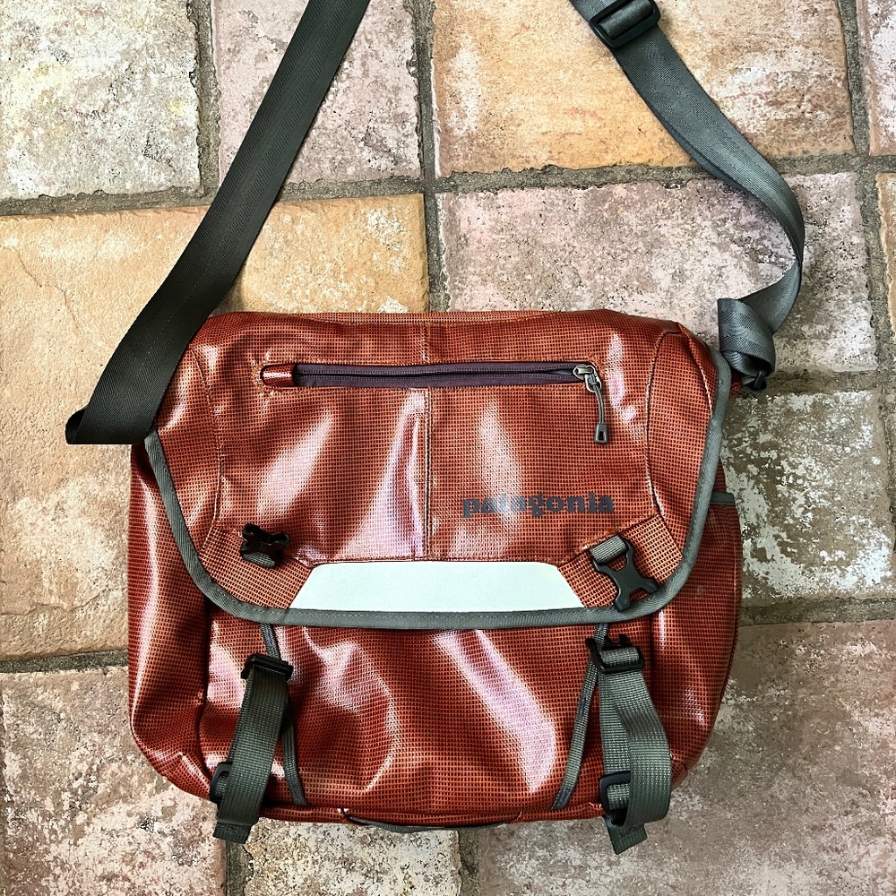 Patagonia Black Hole Mini Messenger 12L Bag 49320 Discontinued Copper Ore